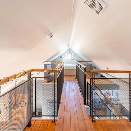Cozy Riverside Penthouse Апартаменты *